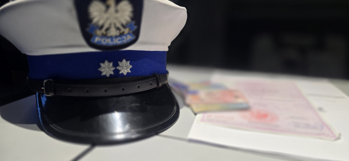 Policyjna czapka i dokumenty