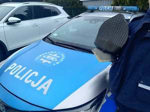 Policyjny radiowóz i odzyskany przedmiot