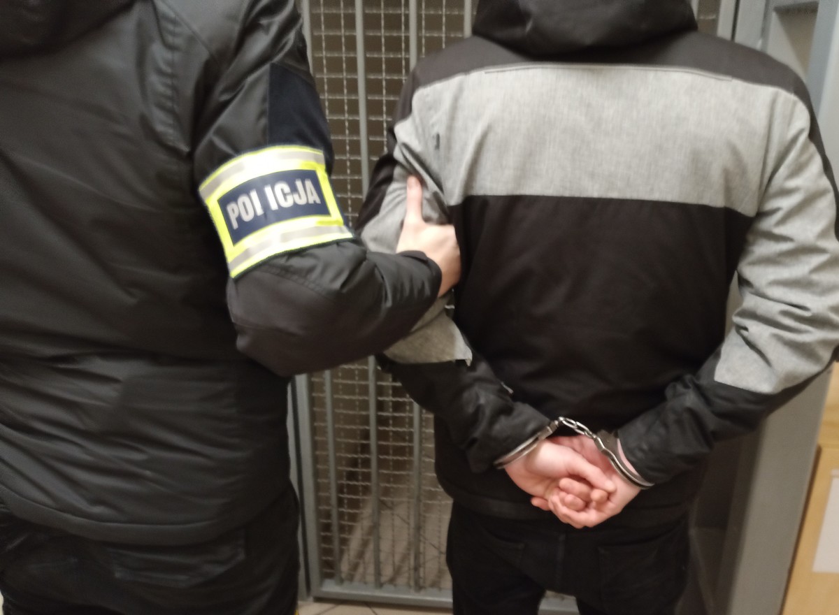 Policjant i zatrzymana osoba