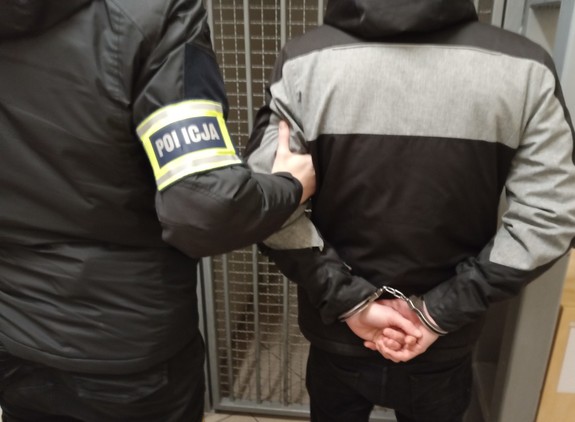 Policjant i zatrzymana osoba