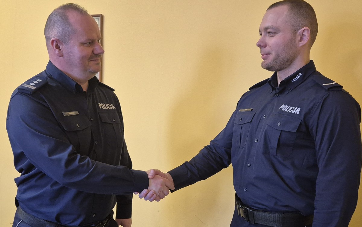 Komendant insp. Jarosław Wiśniewski z sierż. Jakubem Rochem