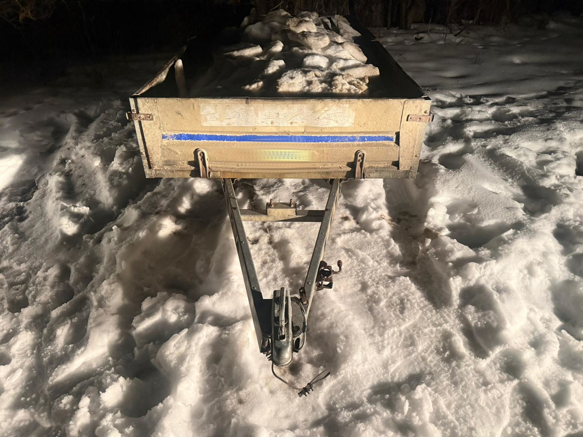 Na zdjęciu znajduje się przyczepka samochodowa.