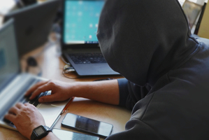 Oszust przy komputerze