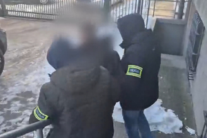 Policjanci i zatrzymany mężczyzna