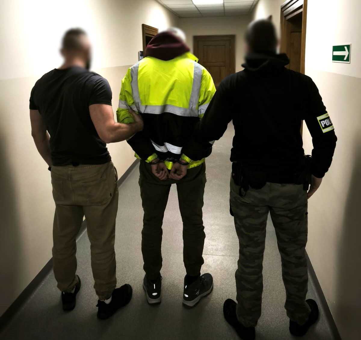 Policjanci i zatrzymana osoba.