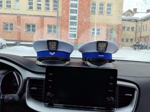 Policyjne czapki w aucie