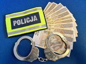 pieniądze, kajdanki, opaska policja