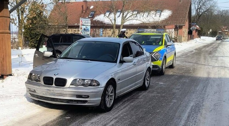 policjanci podczas kontroli drogowych