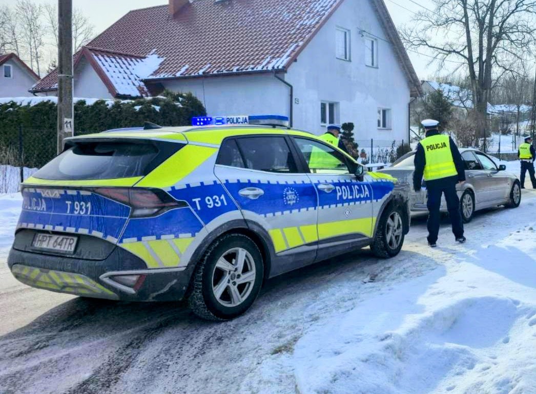 policjanci podczas kontroli drogowych