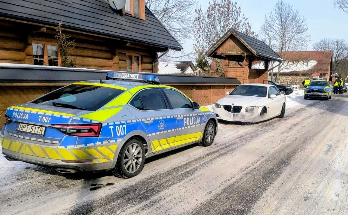 policjanci podczas kontroli drogowych