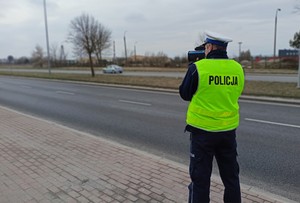 Policjant podczas kontroli prędkości