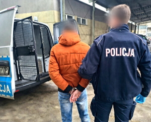 Policjant i zatrzymana osoba.