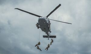 zdjęcie przedstawia policyjny śmigłowiec