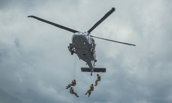 zdjęcie przedstawia policyjny śmigłowiec