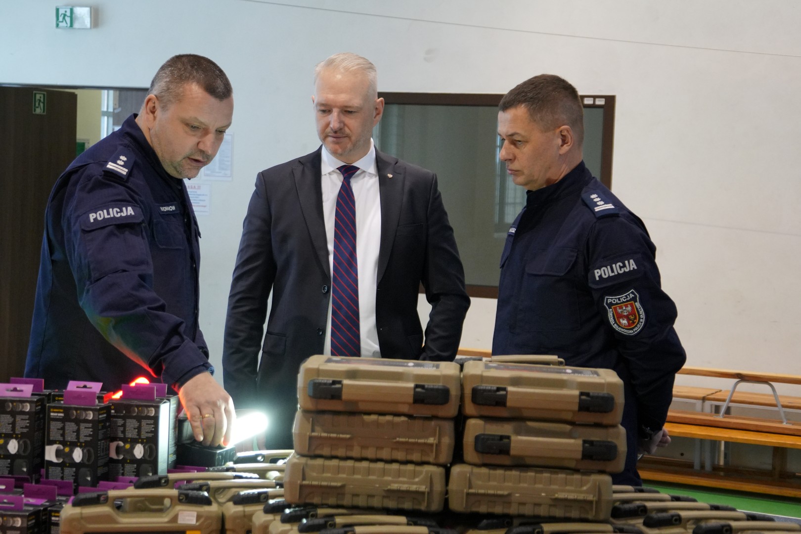 zdjęcie przedstawia przekazanie sprzętu