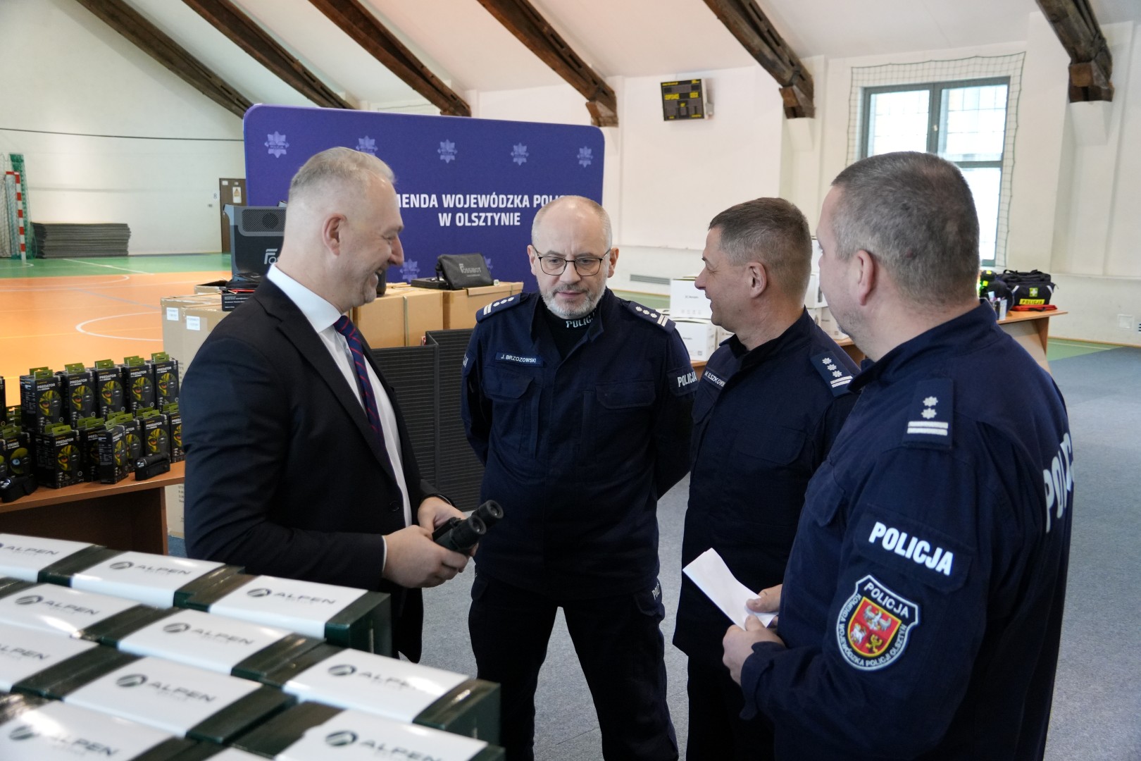 zdjęcie przedstawia przekazanie sprzętu