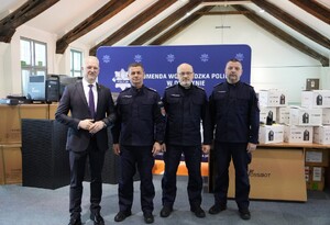 zdjęcie przedstawia uczestników uroczystości podczas przekazania sprzętu