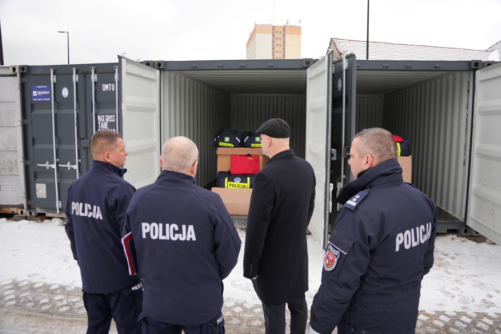 zdjęcie przestawia uczestników uroczystości przekazania sprzętu