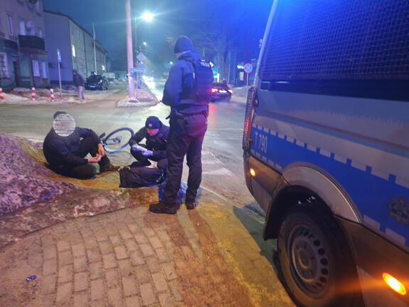 policjanci pomagają rowerzyście