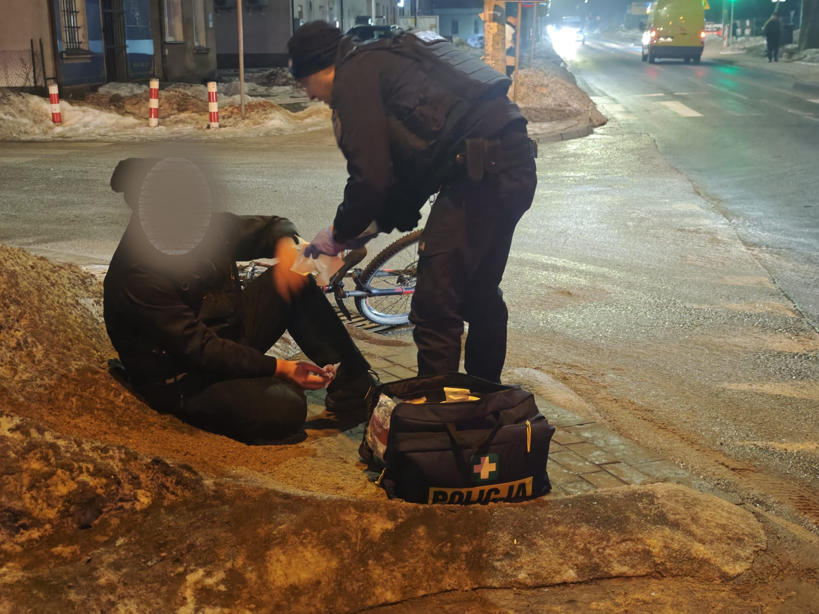 policjanci pomagają rowerzyście