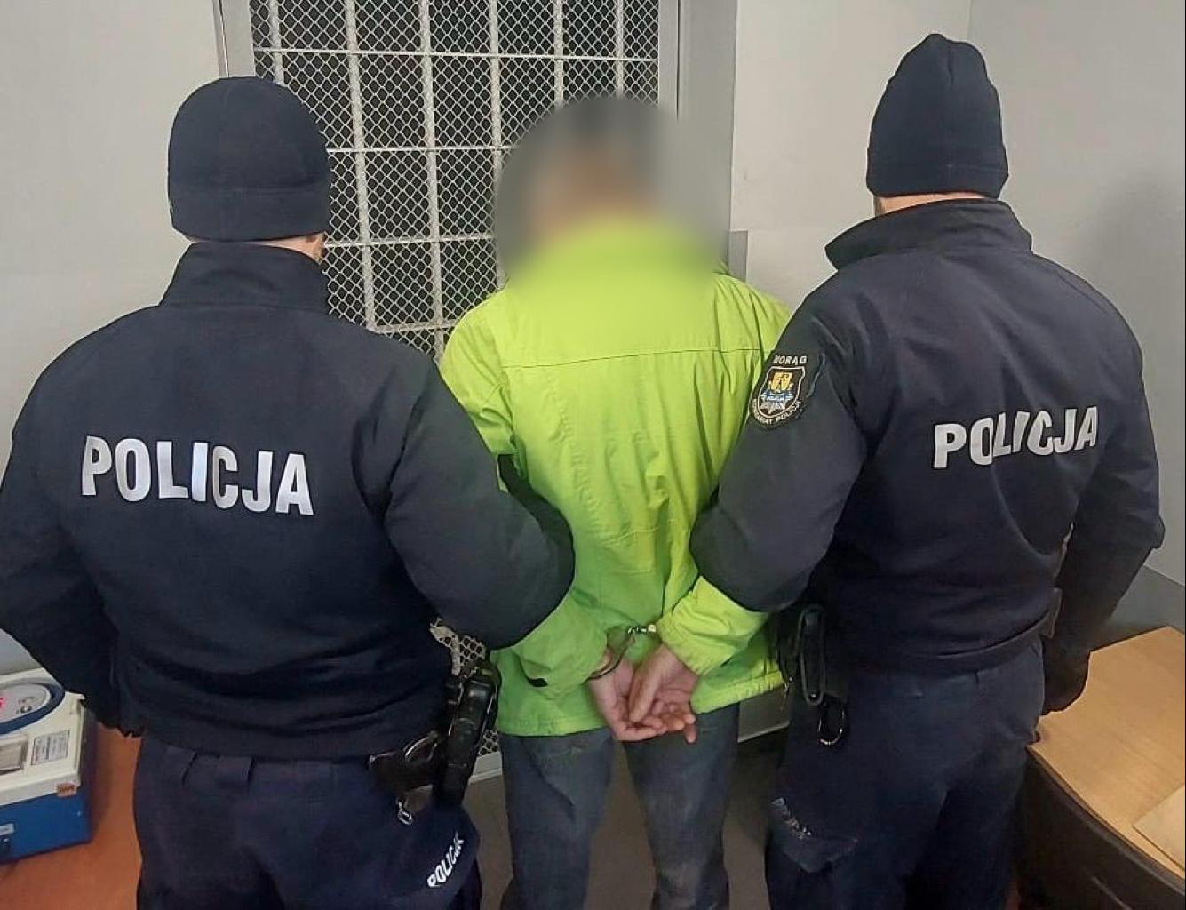 policjanci prowadzą zatrzymanego