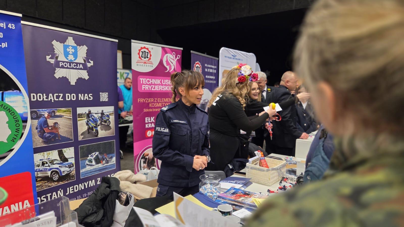 Uczestnicy targów edukacyjno-zawodowych w Ełku