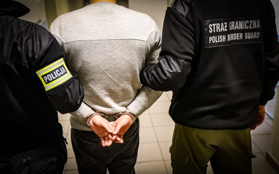 Policjant i strażnik graniczny oraz zatrzymany