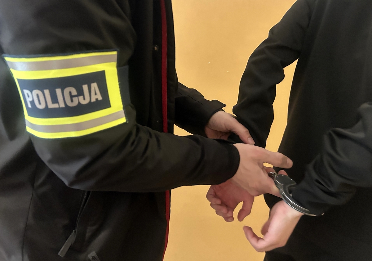 Policjant i zatrzymana osoba