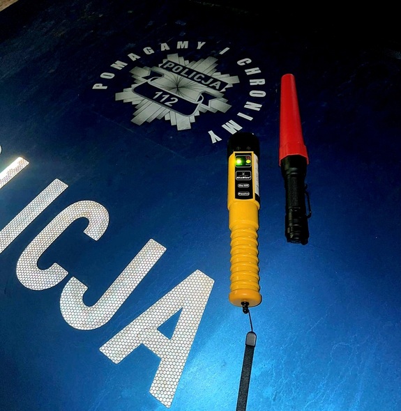 Fragment policyjnego radiowozu.