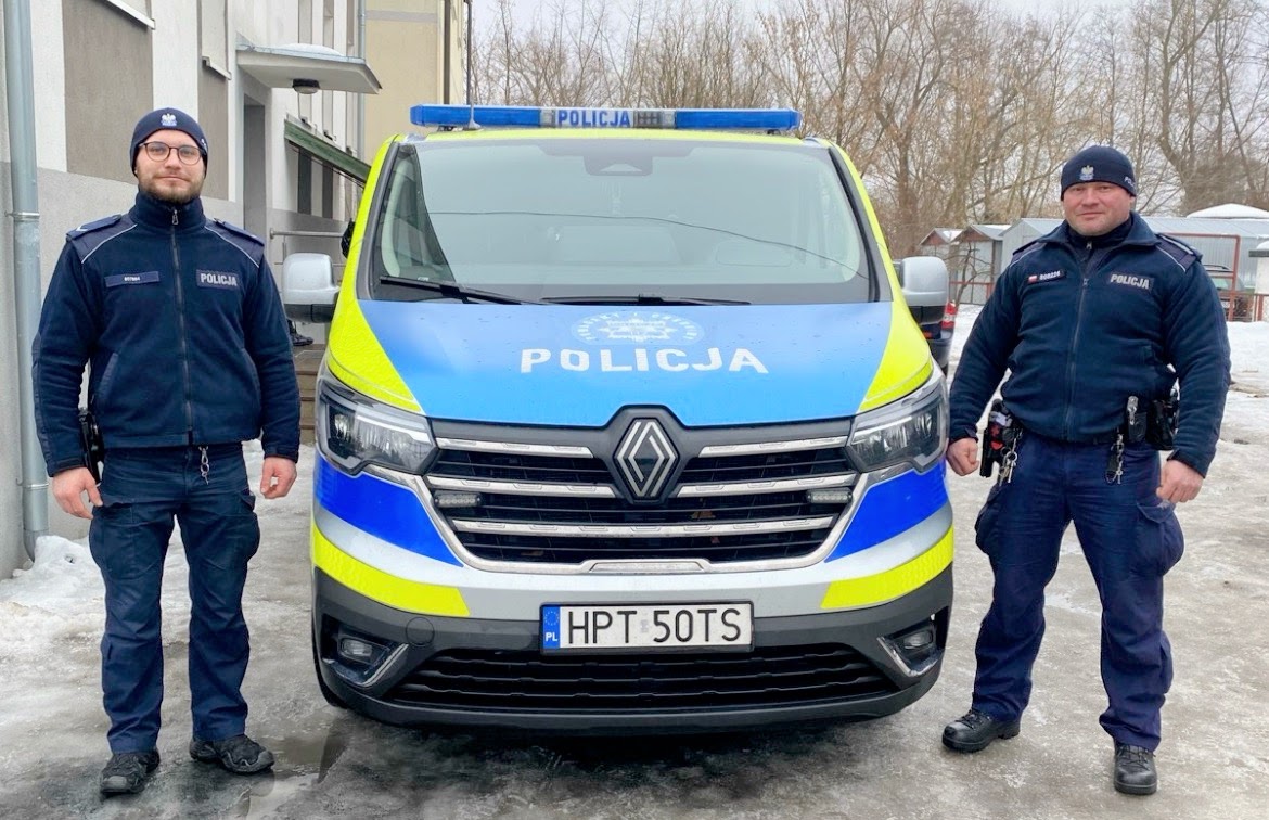 Policjanci przy radiowozie.