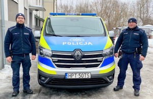 Policjanci przy radiowozie.