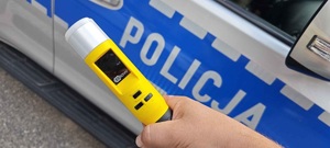 Fragment policyjnego radiowozu