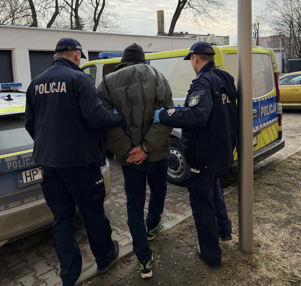 Policjanci i zatrzymani