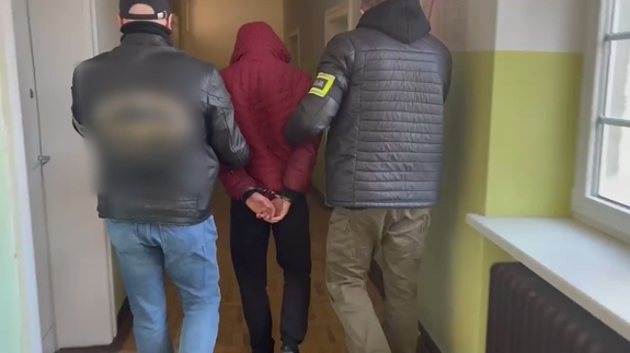 zatrzymany prowadzony przez policjantów