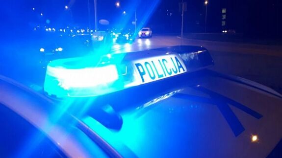 Fragment policyjnego radiowozu.