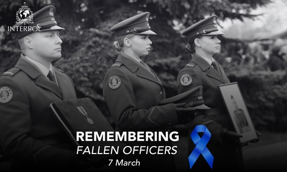 Policjanci składający kwiaty