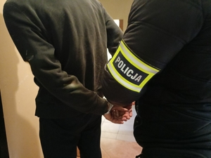 Policjant i zatrzymany mężczyzna