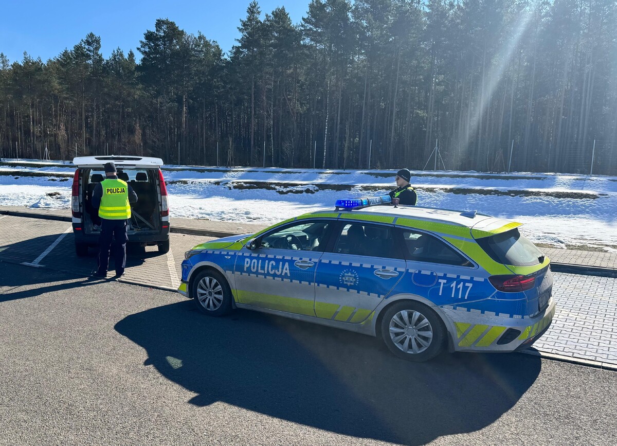 policjanci i odzyskane auto