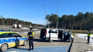 policjanci i odzyskane auto