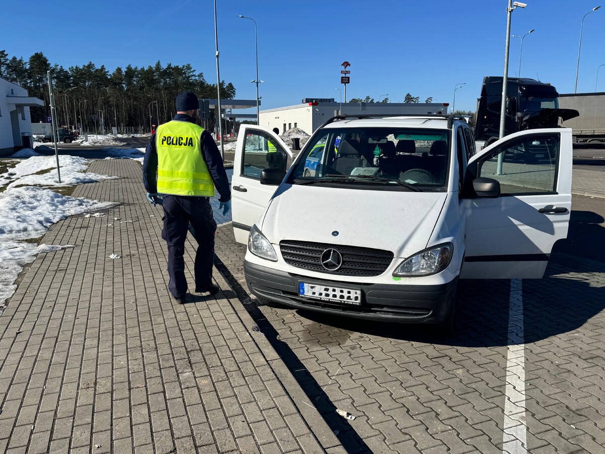 policjanci i odzyskane auto