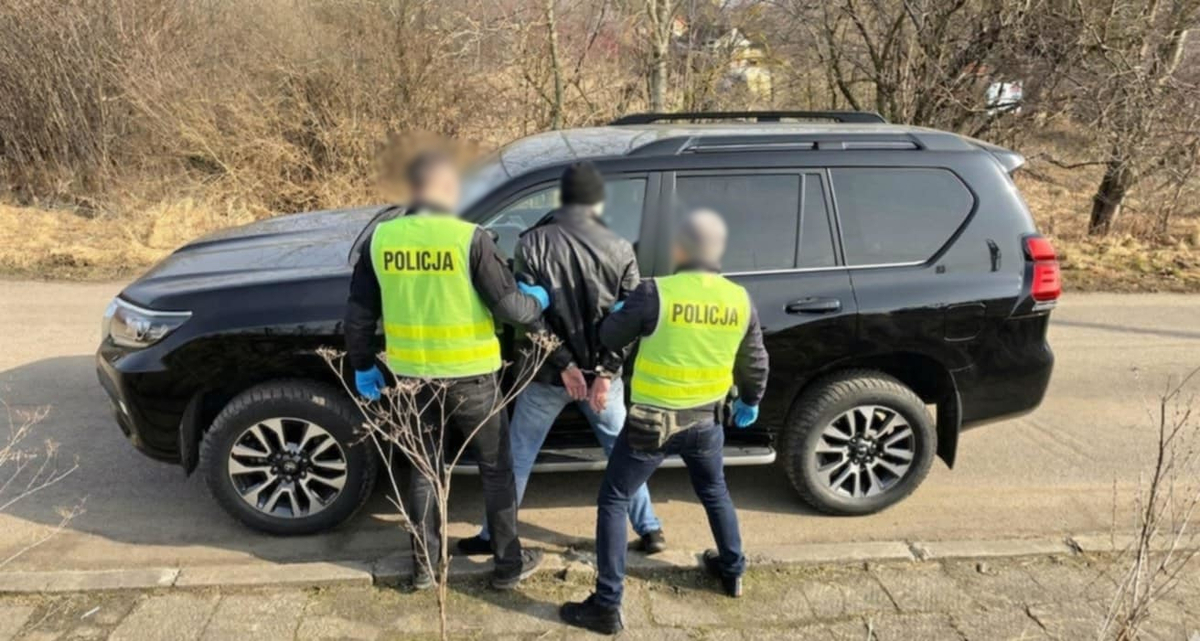 Policjanci i zatrzymany mężczyzna