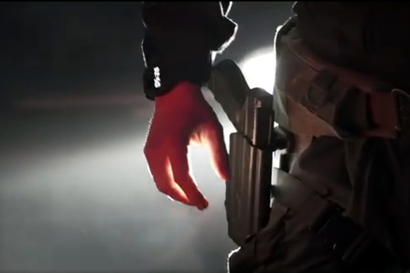 Dłoń przy kaburze z bronią