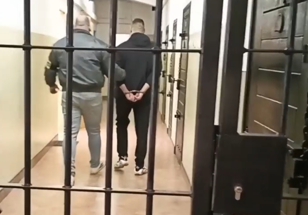 zatrzymany prowadzony przez policjanta