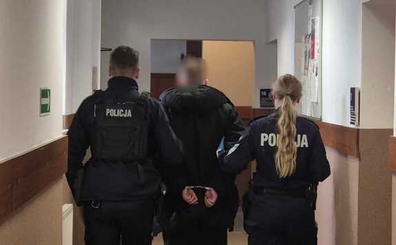 zatrzymany do kradzieży rozbójniczej prowadzony przez policjantów