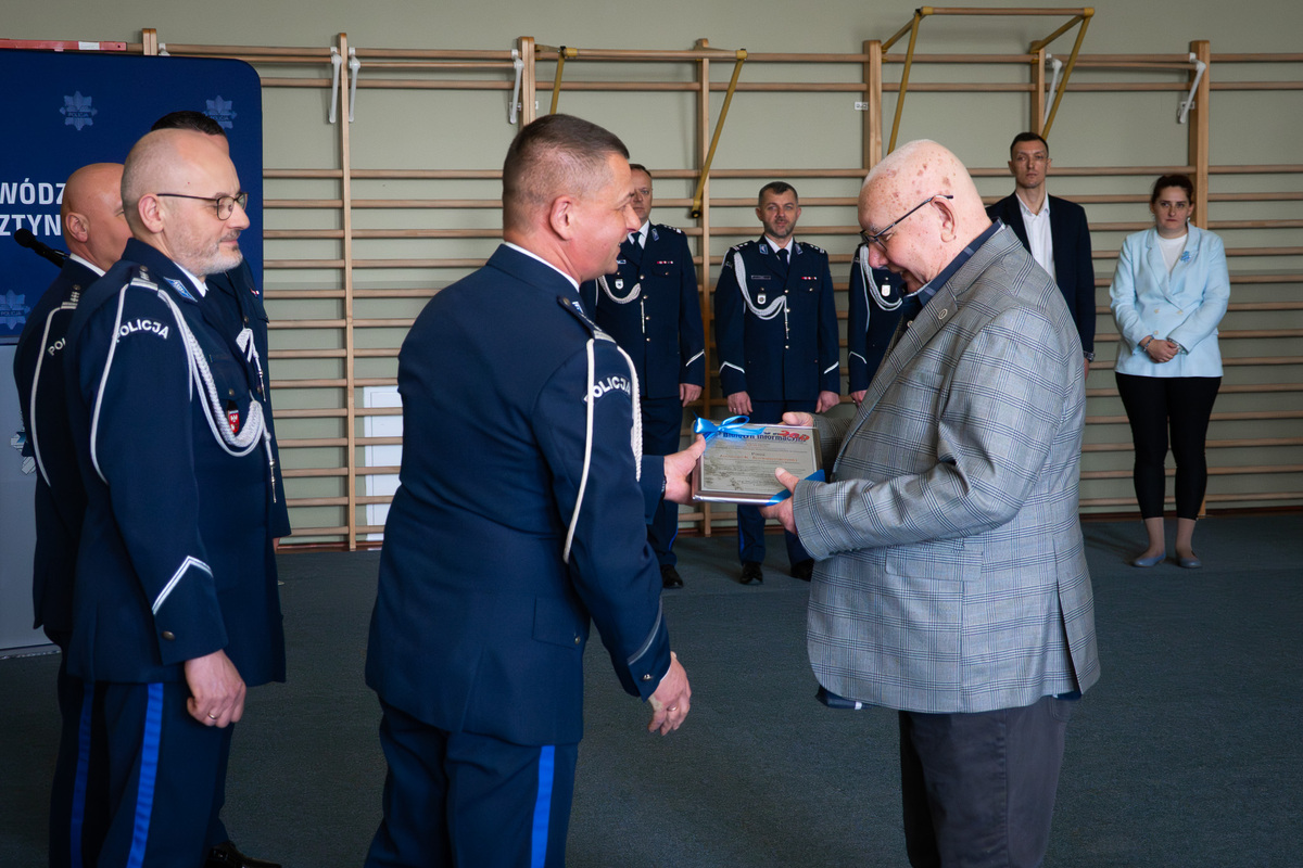 Jerzy Kowalewicz Prezes Zarządu Oddziału Wojewódzkiego Stowarzyszenia Emerytów i Rencistów Policyjnych w Olsztynie odbiera wyróżnienie
