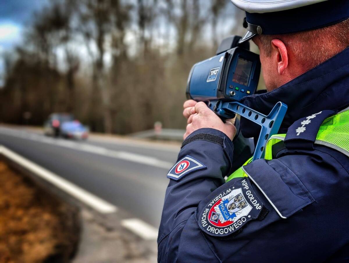 Policjant podczas pomiaru