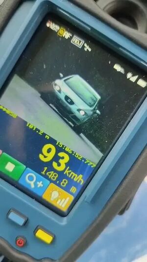 Policjant podczas pomiaru