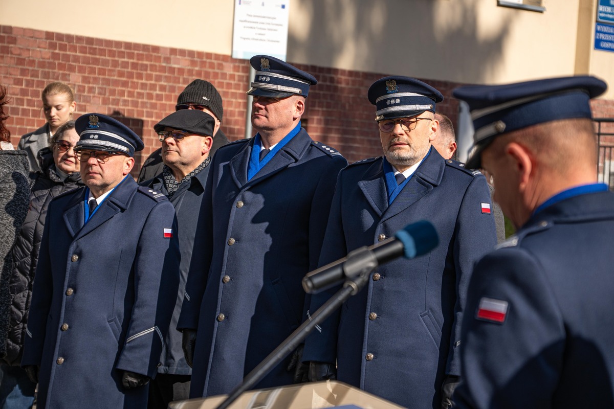 Uczestnicy uroczystości podczas uroczystej zbiórki