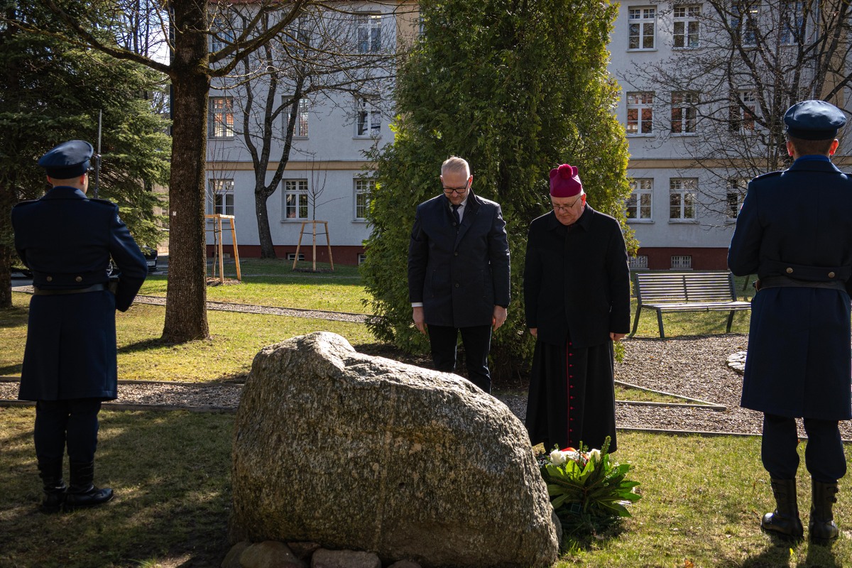 Uczestnicy uroczystości podczas uroczystej zbiórki