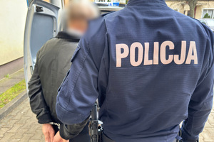 Zatrzymany męzczyzna prowadzony przez policjanta
